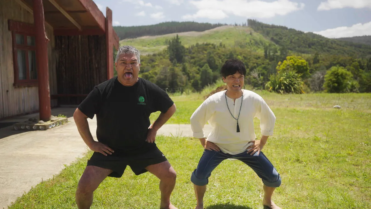 森山直太朗が、ニュージーランドでマオリの伝統的な踊り“ハカ”を体験