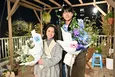 二階堂ふみ＆チェ・ジョンヒョプ、花束を手に涙のクランクアップ「ドラマを何倍も魅力的にしてくれた」＜Eye Love You＞