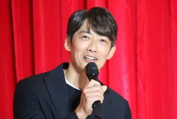 反町隆史“鬼塚”が黒板に名前を書く後ろ姿に「絵になる」「授業教わりたい」の声<GTOリバイバル>