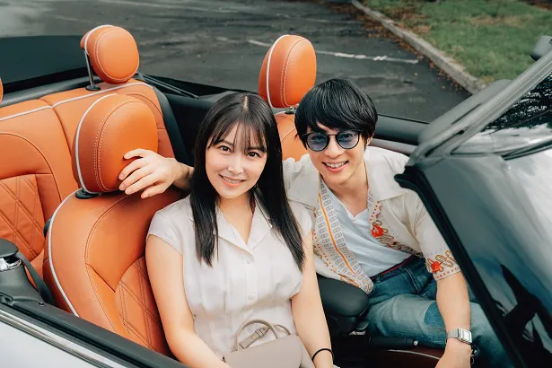 【写真】オープンカーに乗る白間美瑠と永田崇人