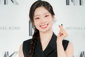 TWICE・ダヒョン、書道に挑戦し照れ笑い「なんか恥ずかしい」