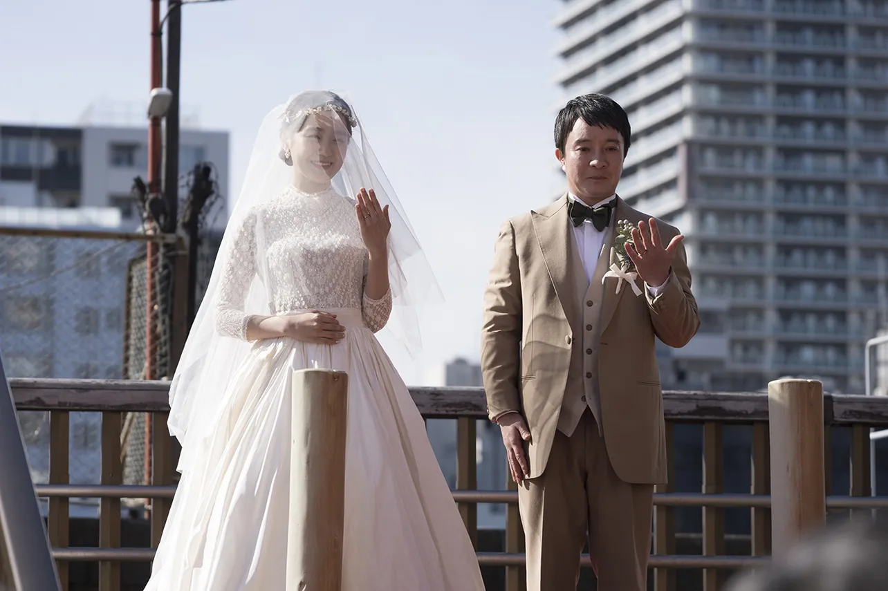 【写真】自宅の前の道が結婚式の会場に。誓いの言葉を交わした瞳(奈緒)と一馬(濱田岳)が結婚指輪を見せる