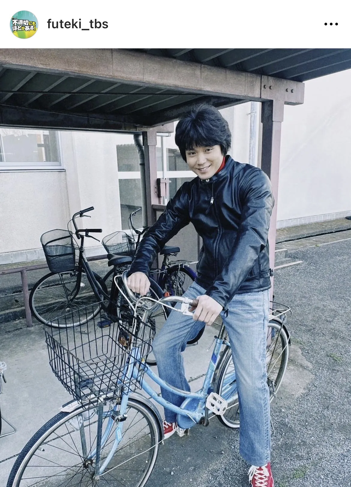 磯村勇斗“ムッチ先輩”が自転車に乗ってキメ顔