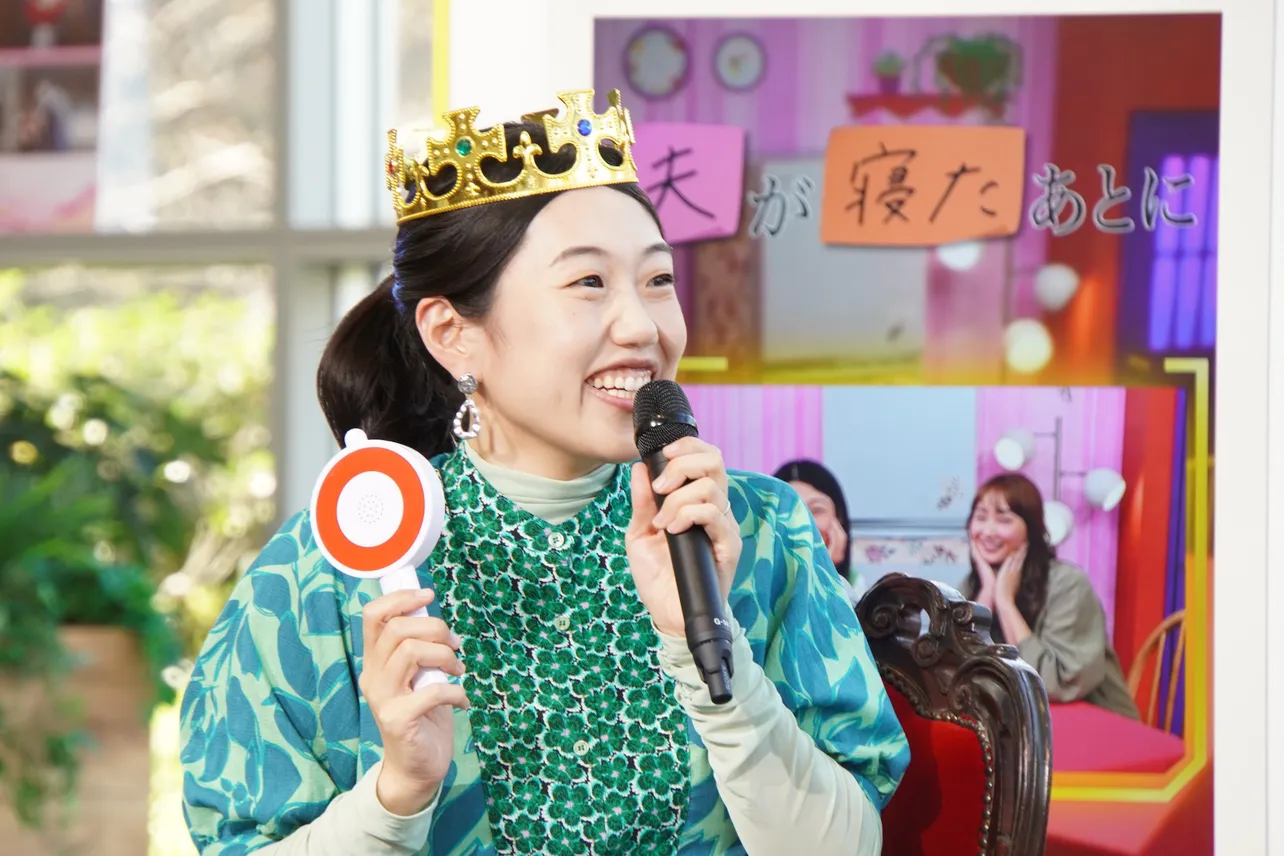 【写真】横澤夏子、王冠に◯×ボタンを持ち笑顔