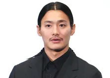 毛髪がなくても凛々しく…野村周平、薄毛姿のチャーミングなショットに「小池かっこよかった」＜婚活1000本ノック＞