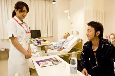 看護士役のさくらは共演者の中では波岡一喜と一番年が近く、「一番お話しさせていただきました」と振り返る
