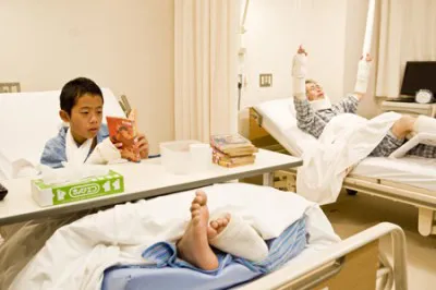 波岡一喜演じる田中と同室の入院患者たち。田中のけがの状態が一番軽く、みなに軽視されている