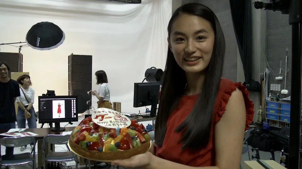 【写真を見る】バースデーケーキに笑顔の八木莉可子