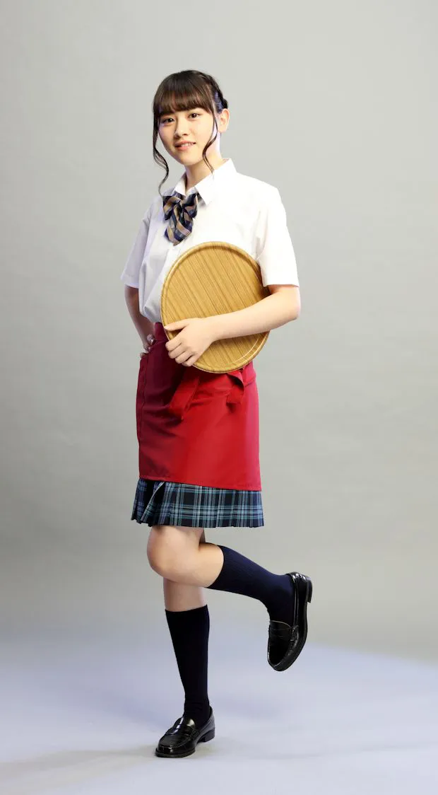 【写真を見る】天野菜月は、女子高生の制服にエプロンを付けたキュートな役衣装