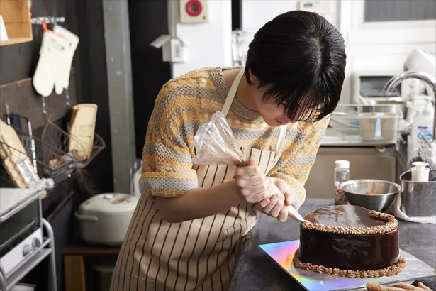 ケーキを回すのではなく、自分が回ってクリームを絞っています（途中で机に食い込む）