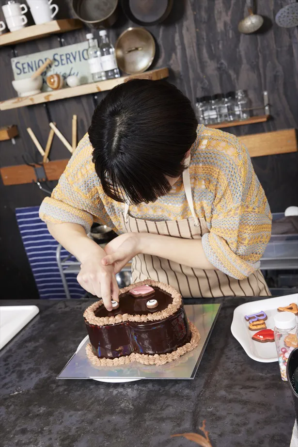 右手に集中してケーキに「目」を入れる悠くん