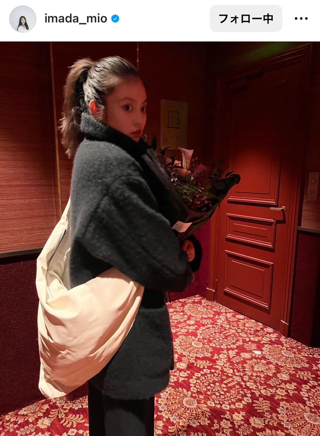 今田美桜、“パリでのお仕事お疲れ様です”…大きな花束を抱えたポニーテール姿