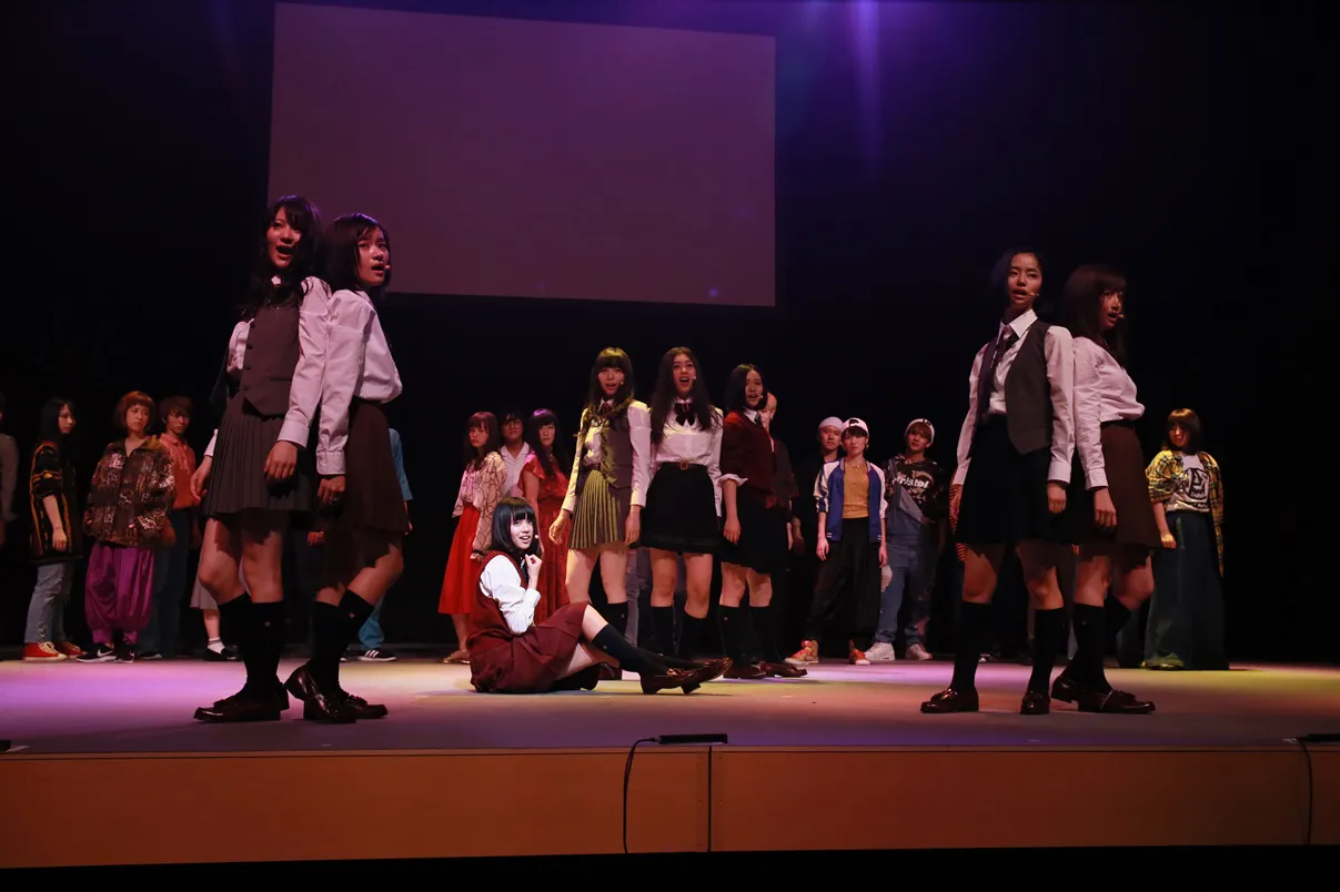“プロローグ”中、学生服を着た少女ユニットが登場。今後ユニット名も決まり、劇団とともに活動をしていく予定