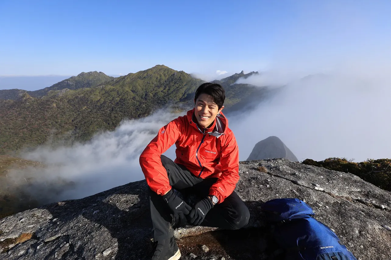 【写真】標高1831メートルの山頂にたどり着いた鈴木亮平