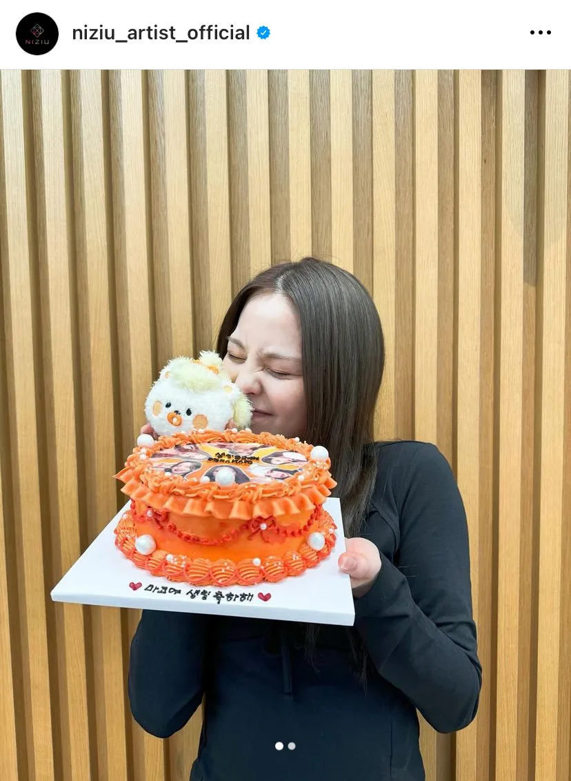 誕生日ケーキを持って嬉しそうなNiziUのMAKO