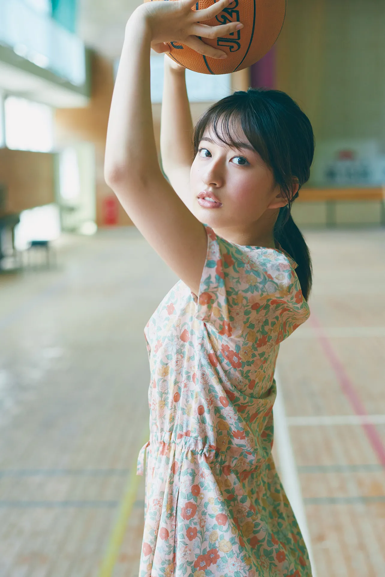 斉藤里奈写真集「色彩」より