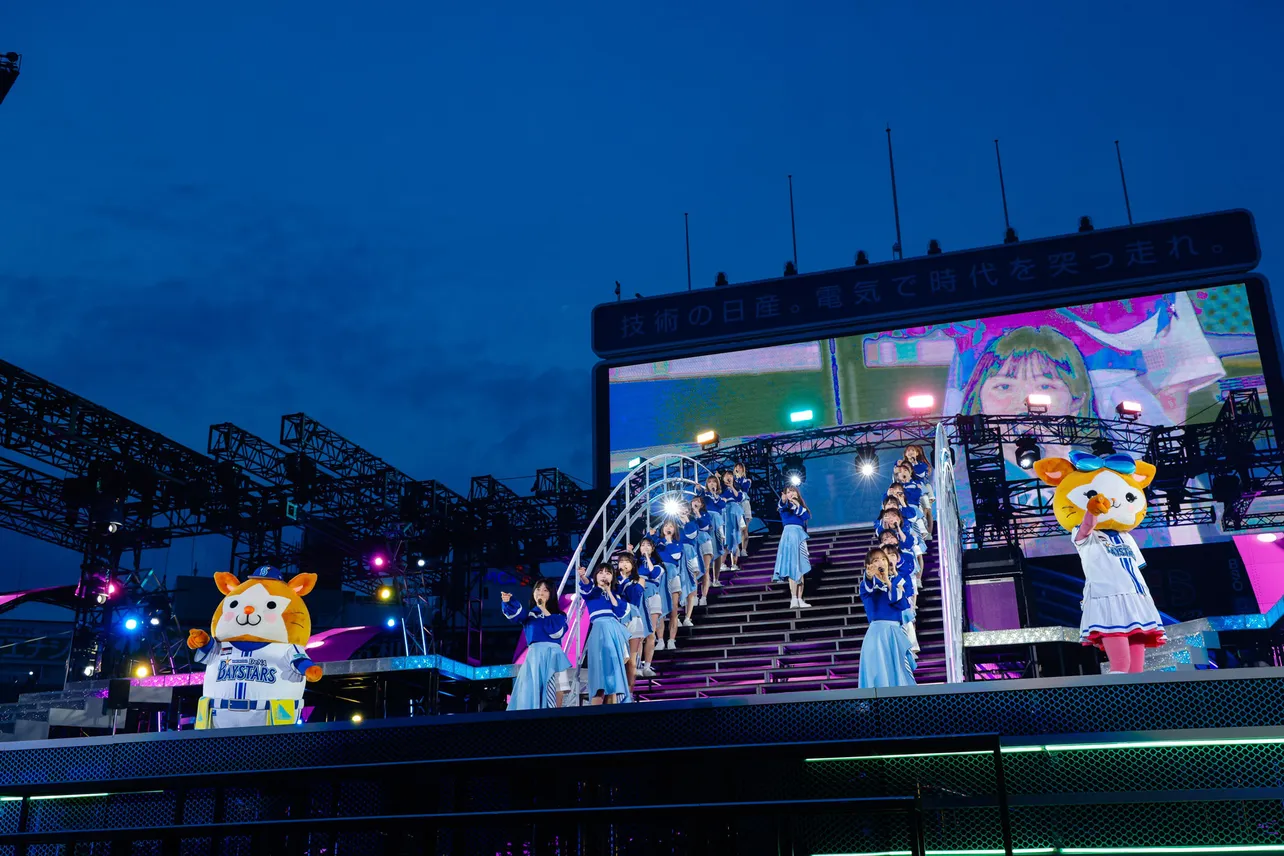 【写真】横浜DeNAベイスターズのマスコットとパフォーマンスする日向坂46