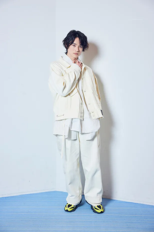 【写真】白を基調とした衣装がさわやかな前田拳太郎の全身ショット