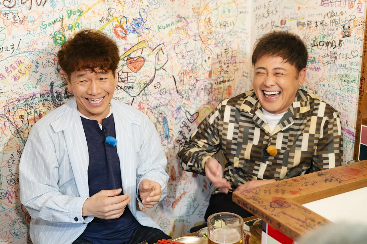 【写真】居酒屋で談笑するくりぃむしちゅーの上田晋也と有田哲平