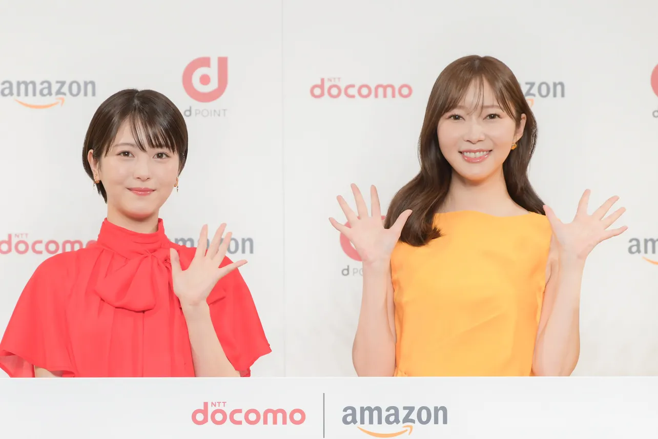 「ドコモとAmazonの新たな協業」に関する記者発表会に登場した浜辺美波と指原莉乃(写真左から)