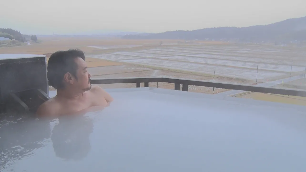 【写真】小田井涼平、絶景風呂に浸かって「俺が雪になっているみたい」