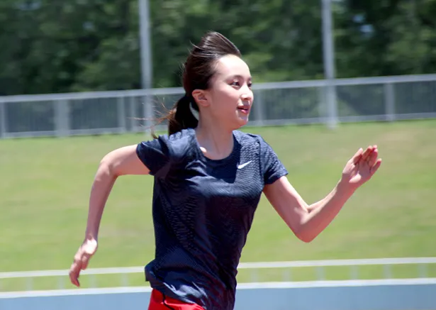 【写真を見る】運動が得意な百田夏菜子の走り