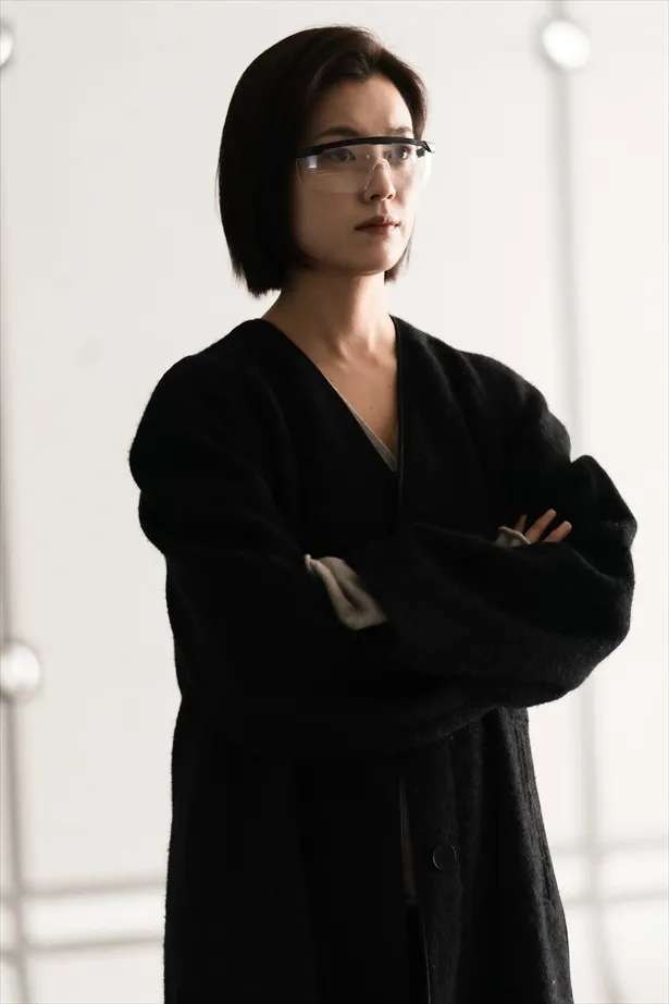 ハン・ヒョジュが演じる、どこかミステリアスで容姿端麗な女性CEOユン・ジャユの劇中カット