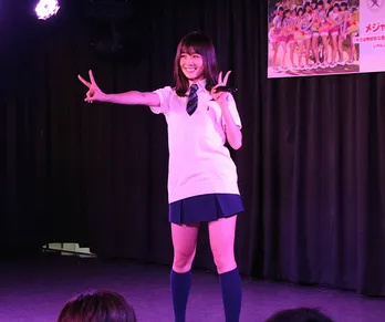 虹コン・もえちゃん、“ソロ公演”は制服姿でアニソンカバー!