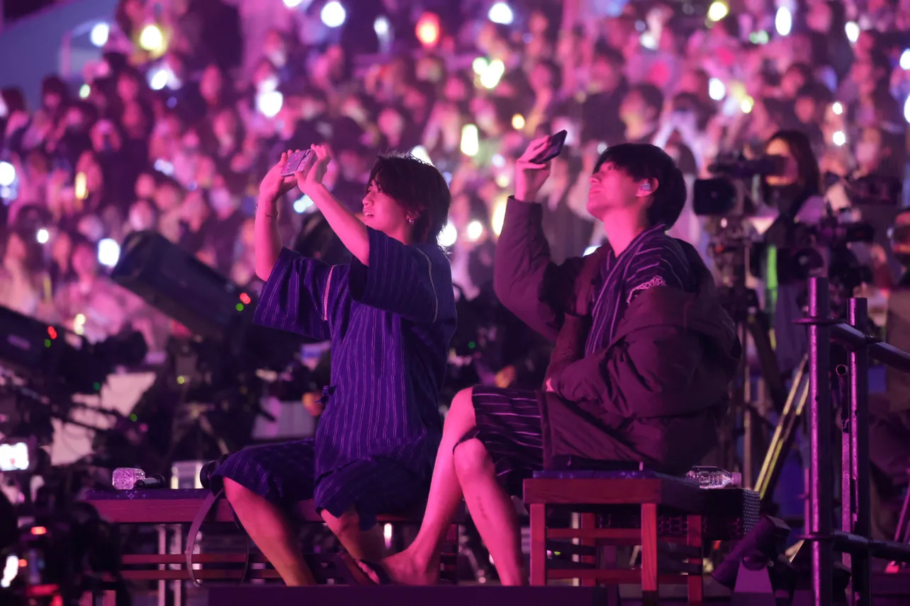 約1万3000発の「うちあげ花火」で3万人の観客を楽しませたKing & Princeの(左から)高橋海人、永瀬廉