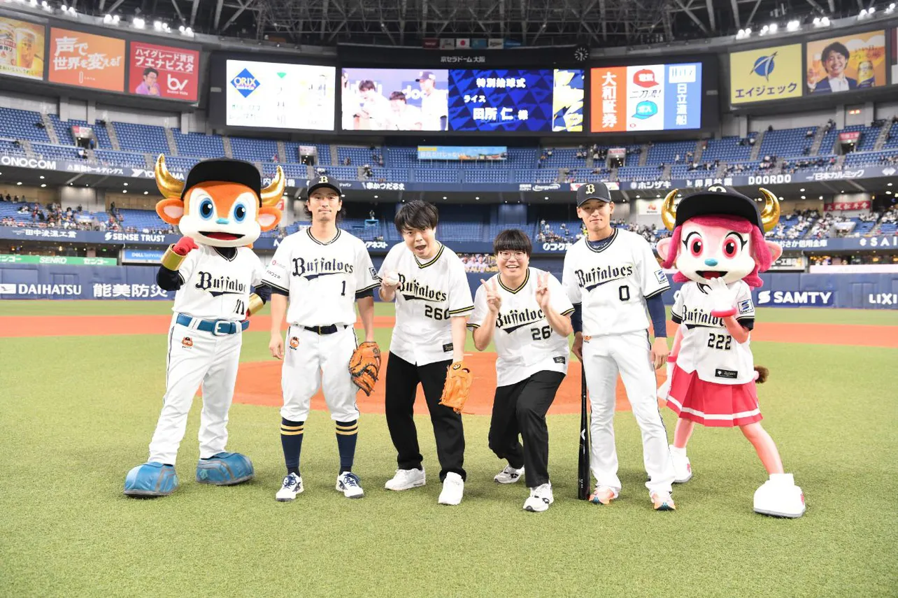 ライスの田所仁＆関町知弘とプロ野球選手の集合写真