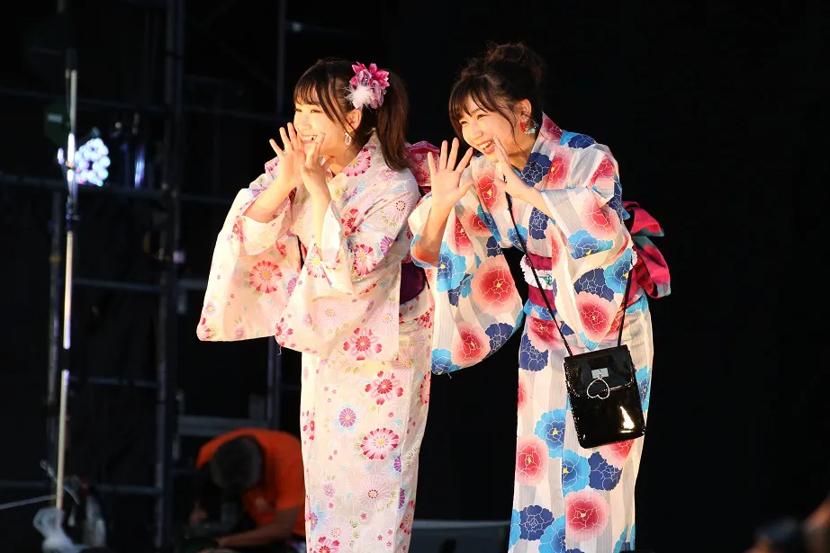 浴衣ショーに出演したチームKIIの水野愛理と太田彩夏(写真左から)
