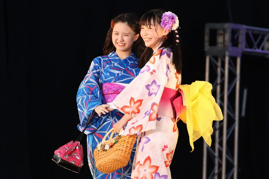 浴衣ショーに出演したチームEの高寺沙菜と浅井裕華(写真左から)