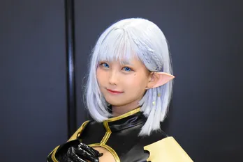 「陰実」ベータに扮するコスプレイヤー「サイズと質感にこだわり“胸元の開いた戦闘服”を再現」<AnimeJapan>