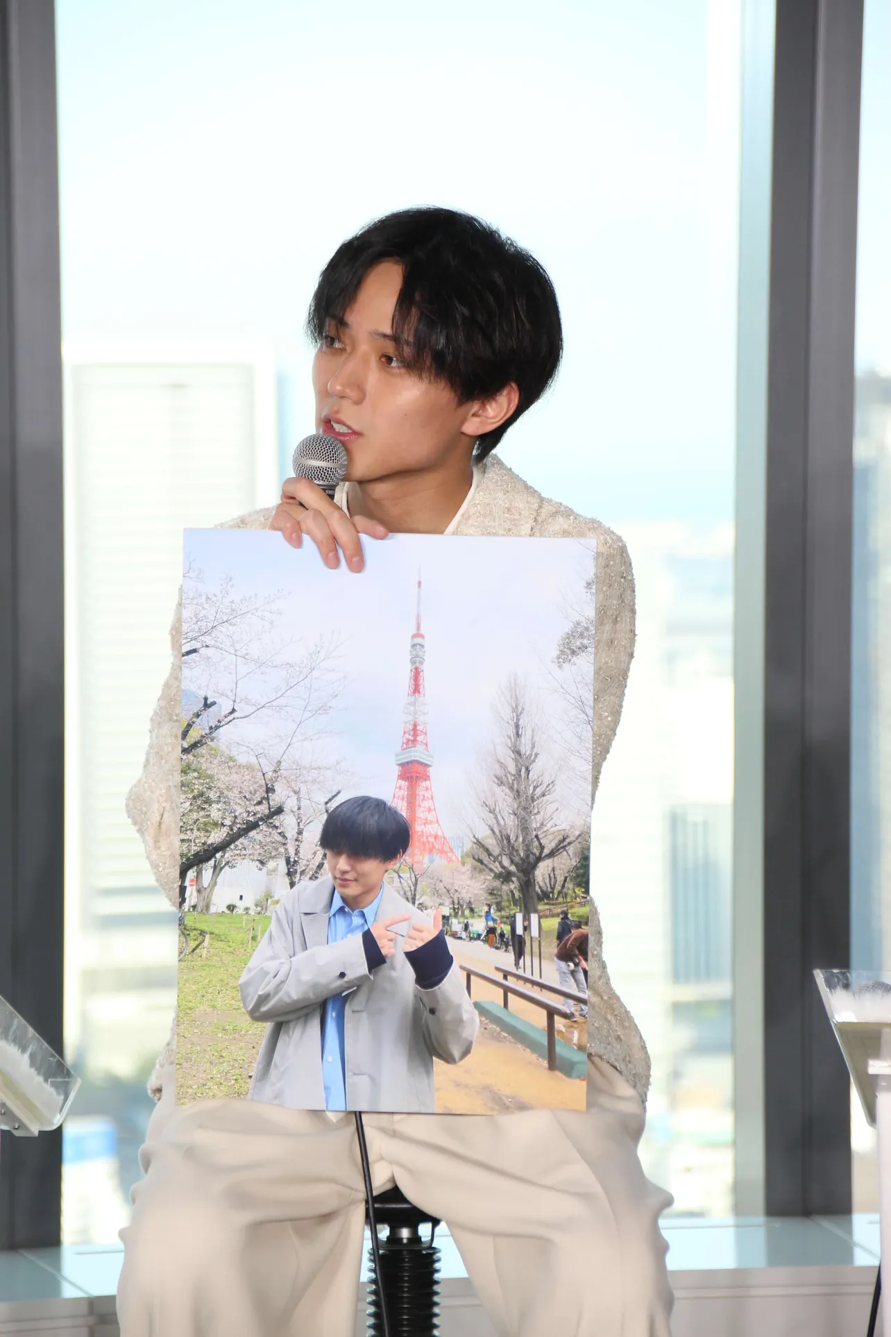 永瀬廉は、芝公園で桜とともに収めた東京タワーを