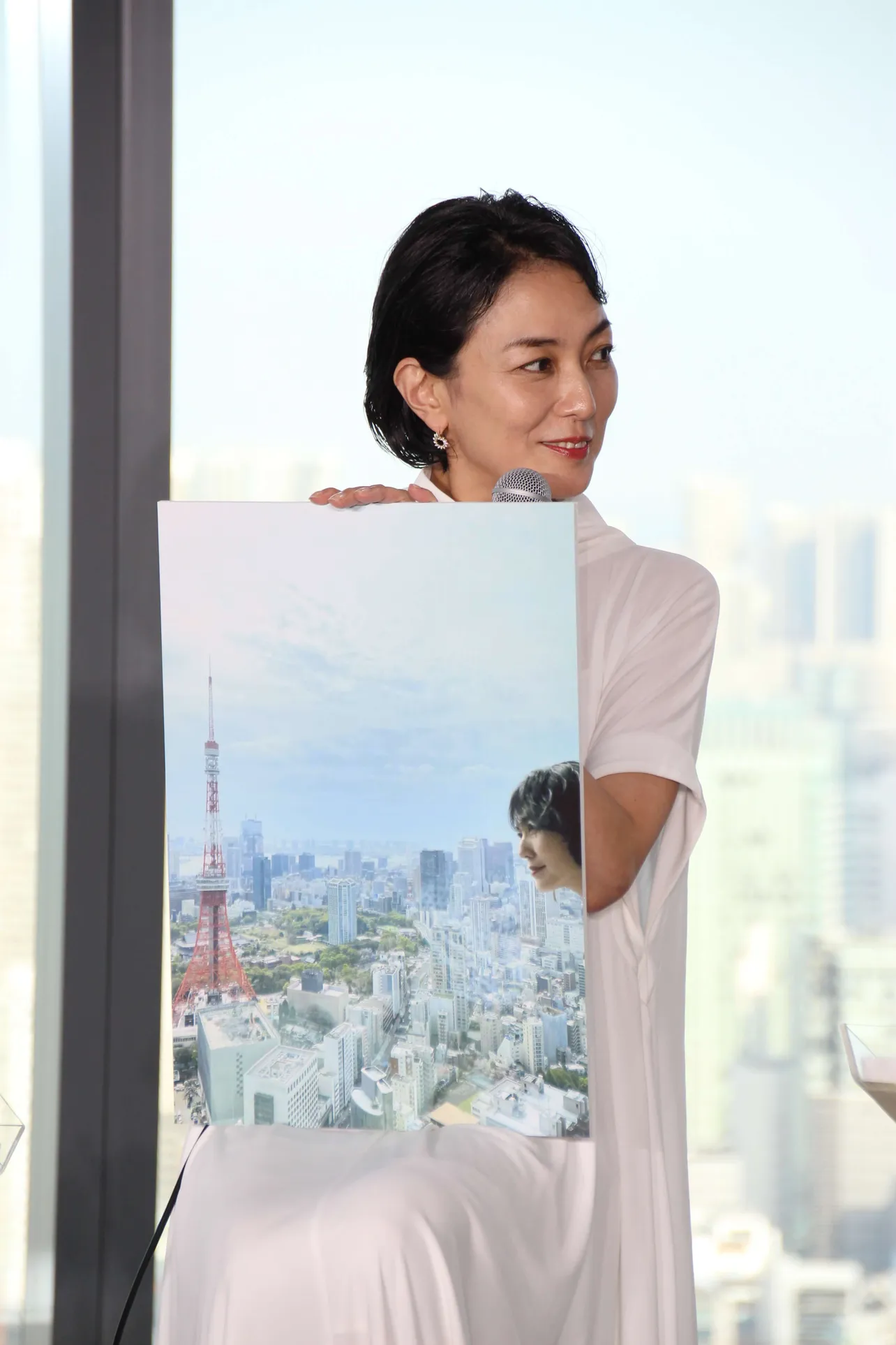 板谷由夏は、東京タワーと向かい合うアート写真のような1枚
