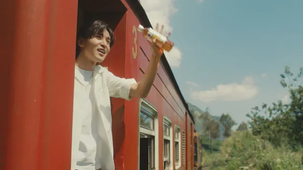 【写真】スリランカを走る列車から手を振る目黒蓮