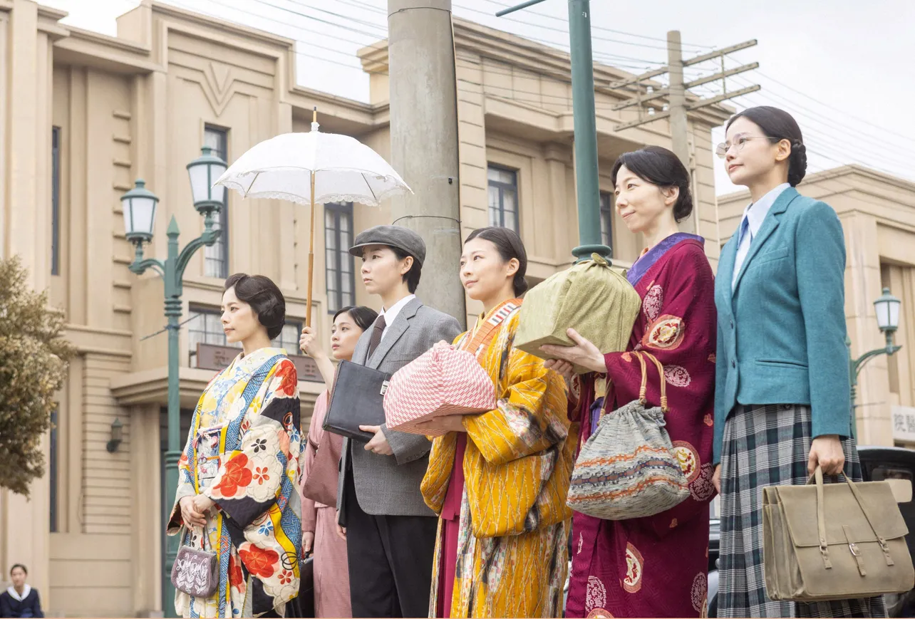 寅子(伊藤沙莉)と学友たち