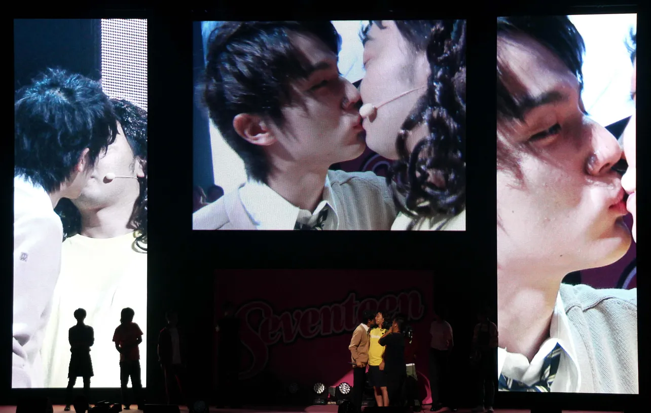 【写真を見る】竹内涼真に対抗し、ジャンポケ斉藤にキスをする中川大志