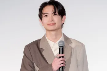 高校生姿の綱啓永“和樹”がベンチコートに包まれてぬくぬく…「萌え袖かわいい」「癒しすぎる」の声<366日>