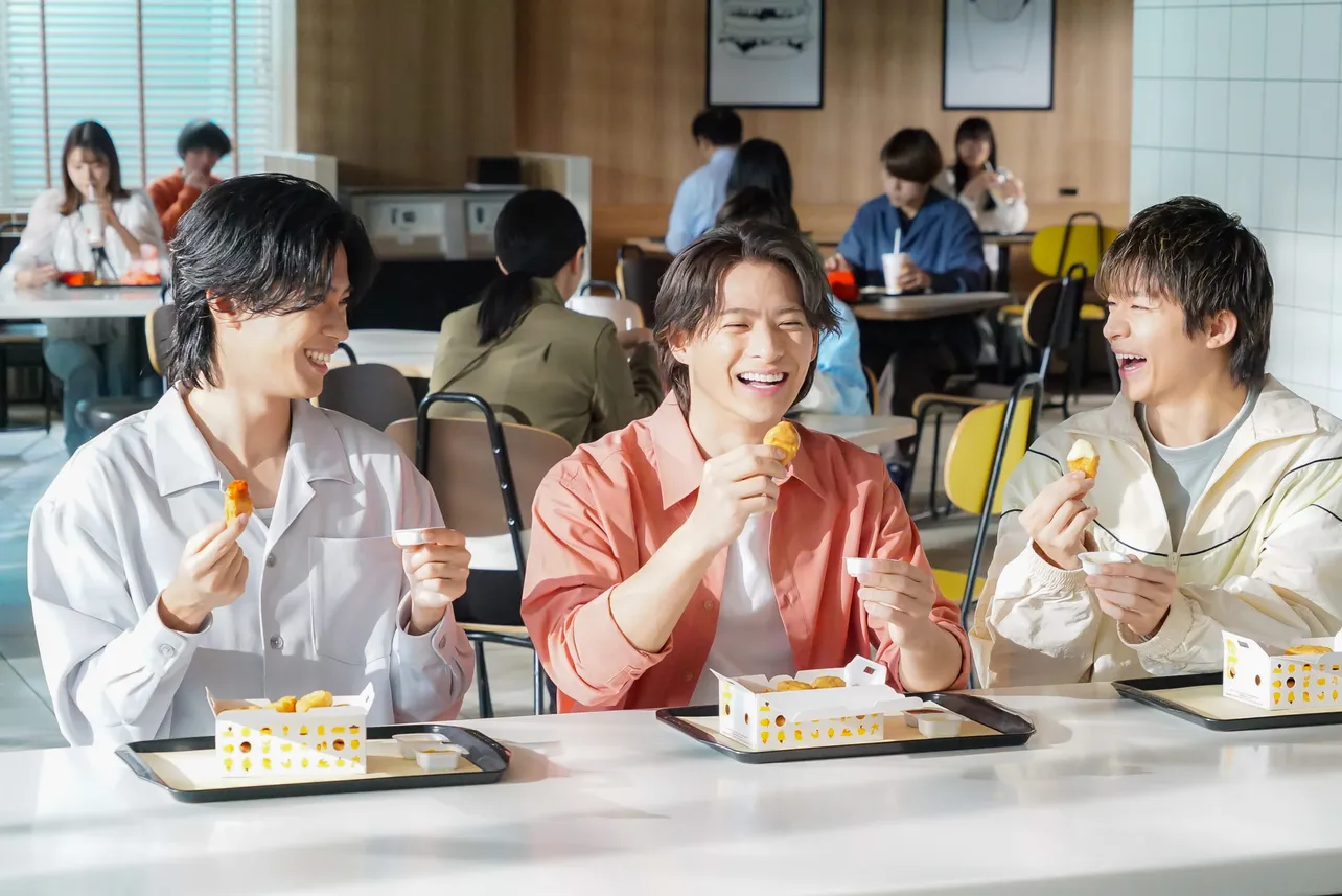 【写真】笑顔でナゲットを食べるNumber_i…新CMメイキングカット(全5枚)