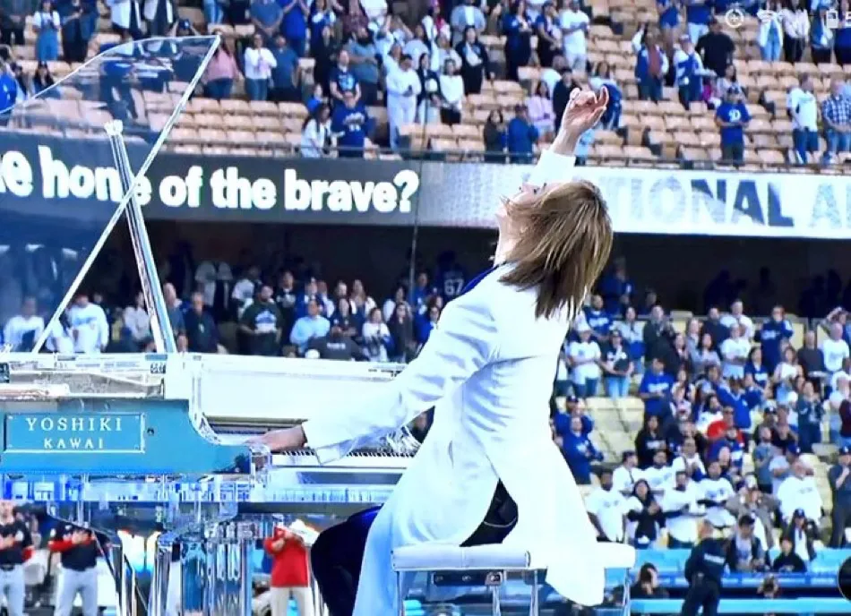 YOSHIKIがドジャー・スタジアムで行われた「ハローキティ・ナイト」にて、ピアノを生演奏