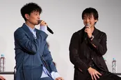 笑顔で話す斎藤工と竹内涼真