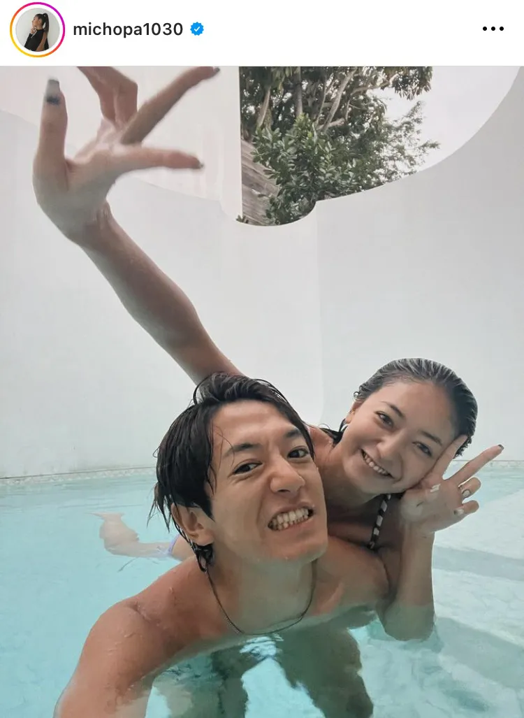  【写真】みちょぱ、大倉士門とプールではしゃぐ密着水着ショット