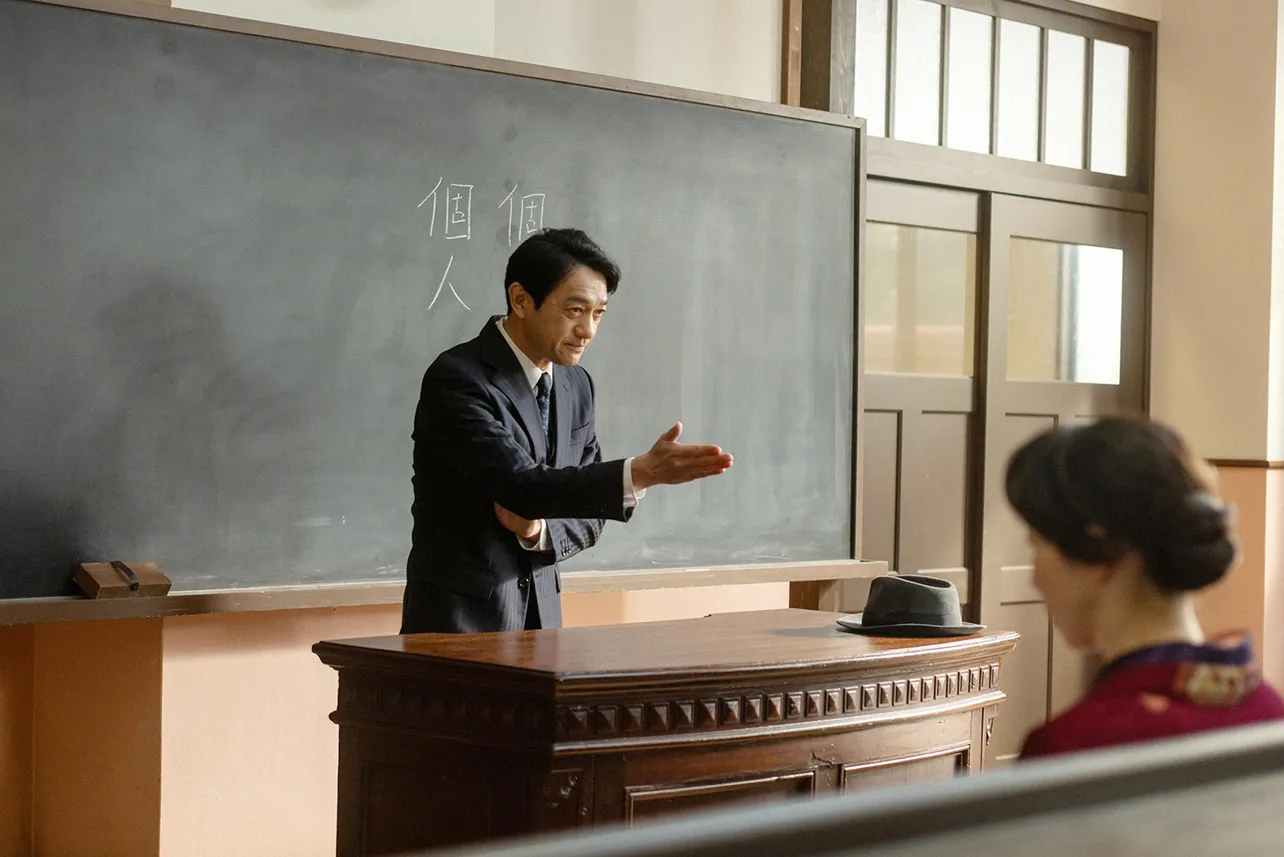 【写真】妻の平岩紙“梅子”をおとしめる言動をする特別講師・飯田基祐“徹男”