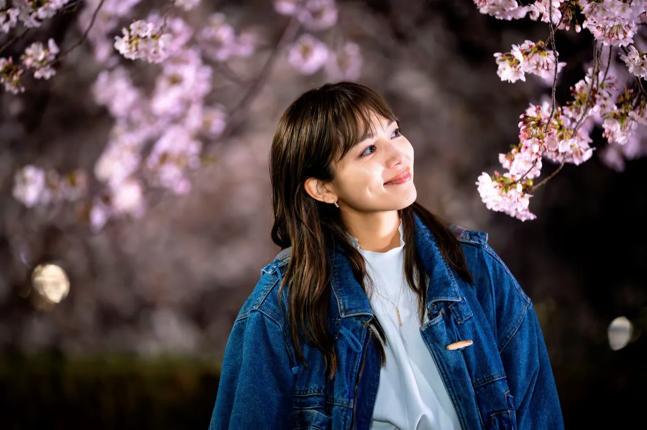 【写真】桜を見ながら笑顔を浮かべる七苗(川口春奈)