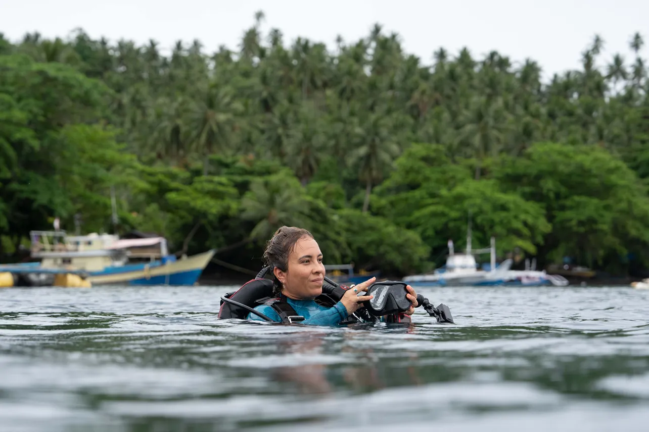 【写真】アレクサンドラ・シュネル、海での撮影姿