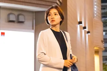 石原さとみ“奏”が仲村トオル“浩一郎”に真相を直撃 「カオリの事件とどういう関係があるんですか?」<Destiny>