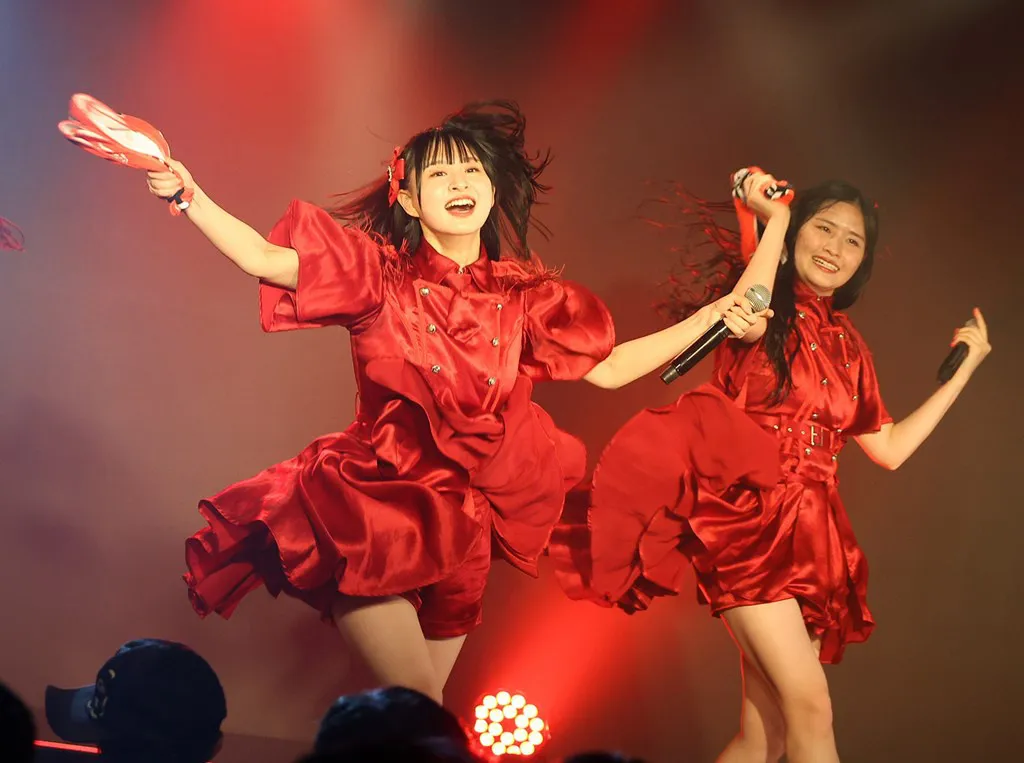 【写真】グループ初のタオルぶん回し曲で会場を大いに盛り上げる九州女子翼