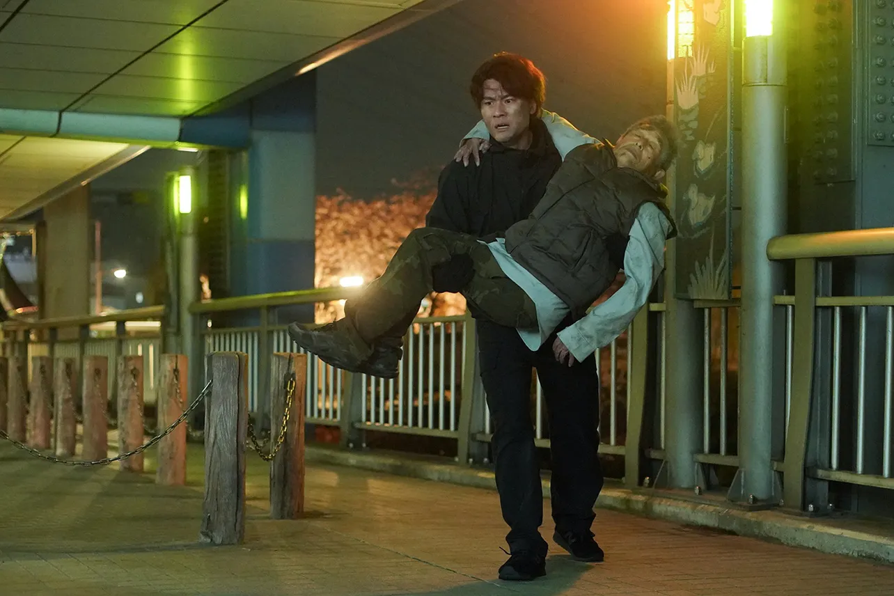 【写真】老人を抱きかかえる森本慎太郎“正義”