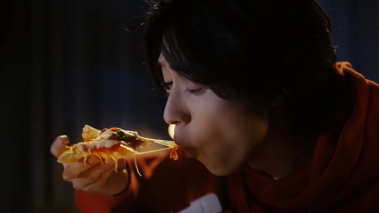 【写真】おいそうにピザを食べる山崎賢人